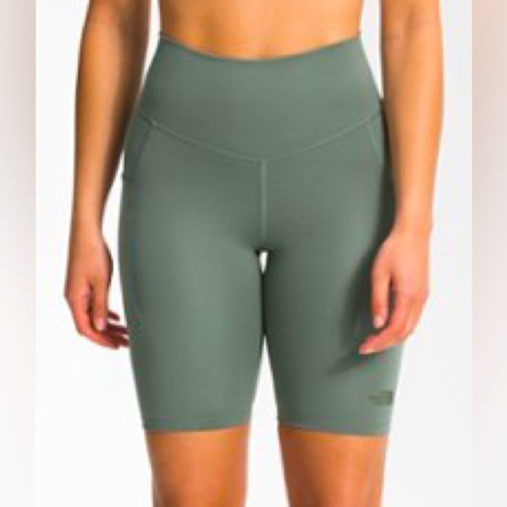 The North Face Motivation high rise fitted short with logo on left thigh Sz-S O8